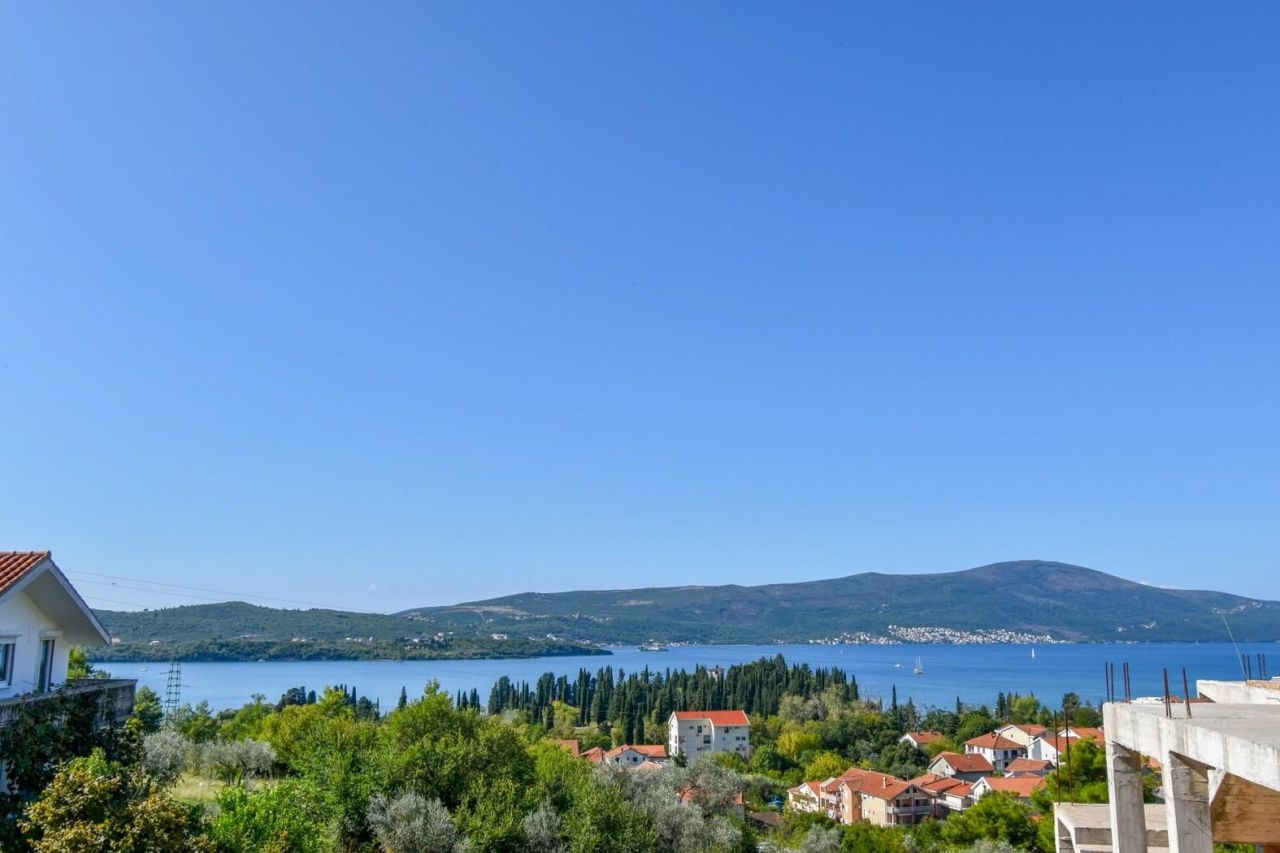 Maison à Tivat, Monténégro, 120 m² - image 1