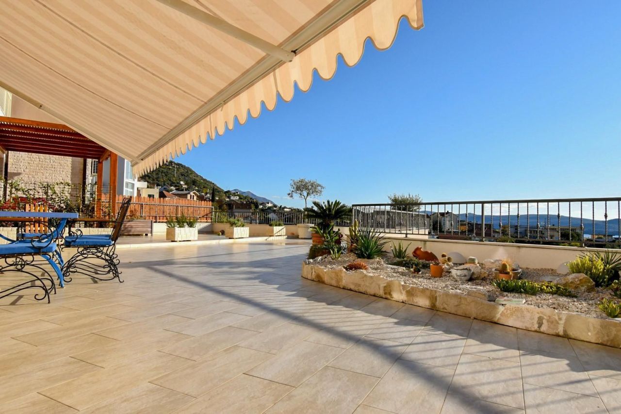 Appartement à Tivat, Monténégro, 116 m² - image 1