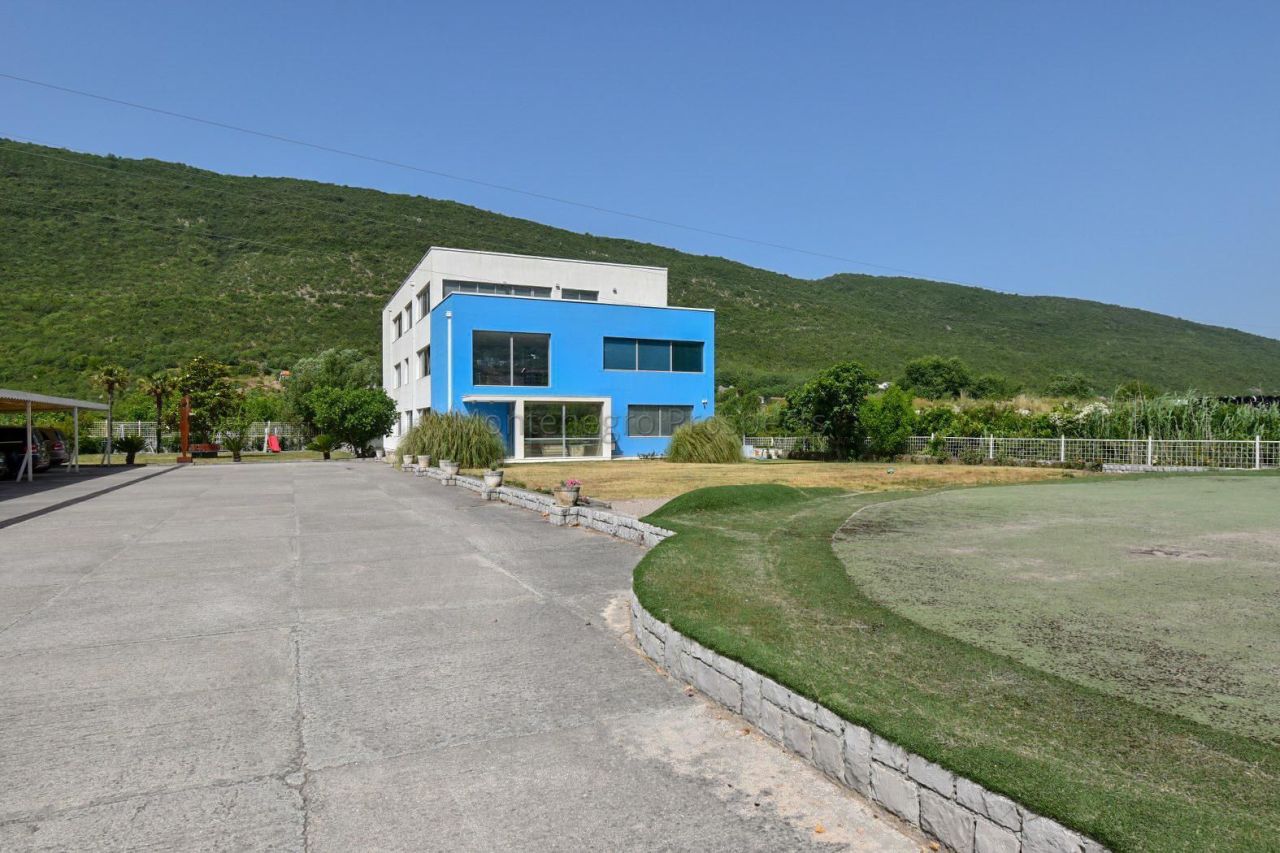 Office in Lastva, Montenegro, 1 114 m² - picture 1