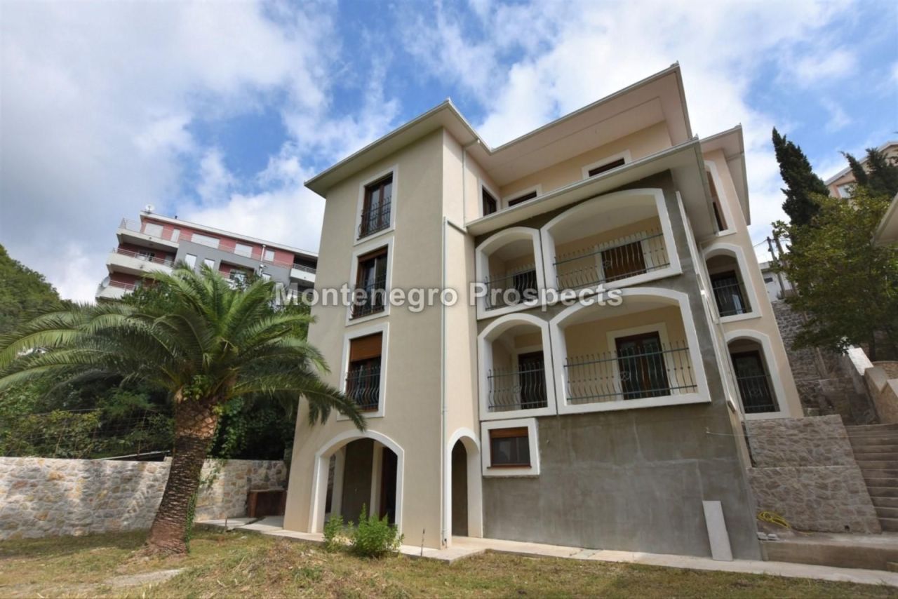 Casa en Becici, Montenegro, 470 m² - imagen 1