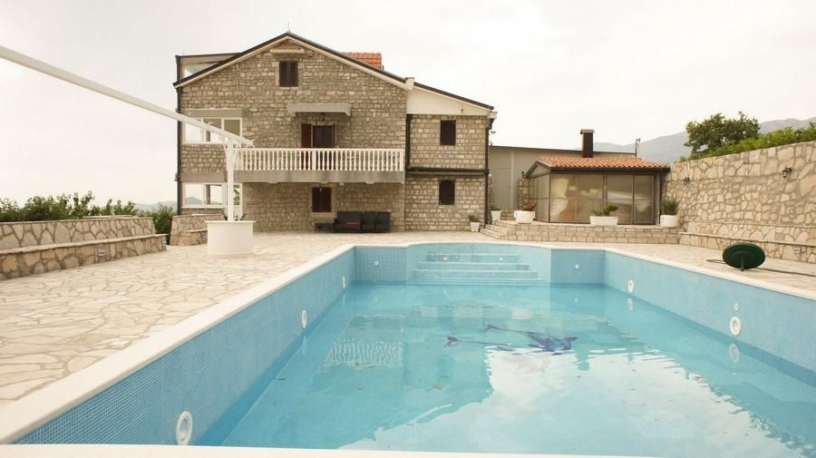 Bureau à Rézévici, Monténégro, 570 m² - image 1