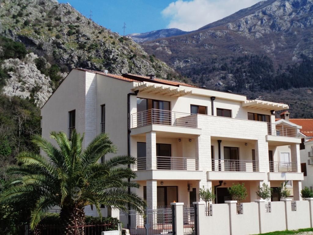 Casa en Risan, Montenegro, 793 m² - imagen 1