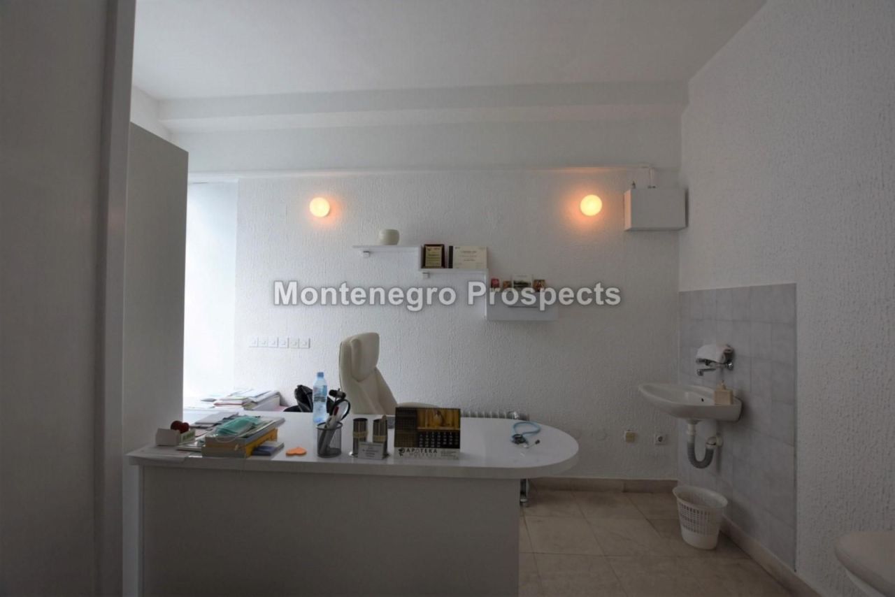Oficina en Budva, Montenegro, 48 m² - imagen 1