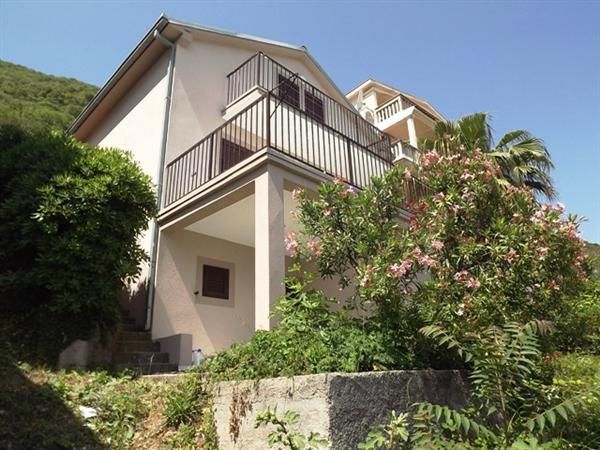 Maison à Igalo, Monténégro, 174 m² - image 1