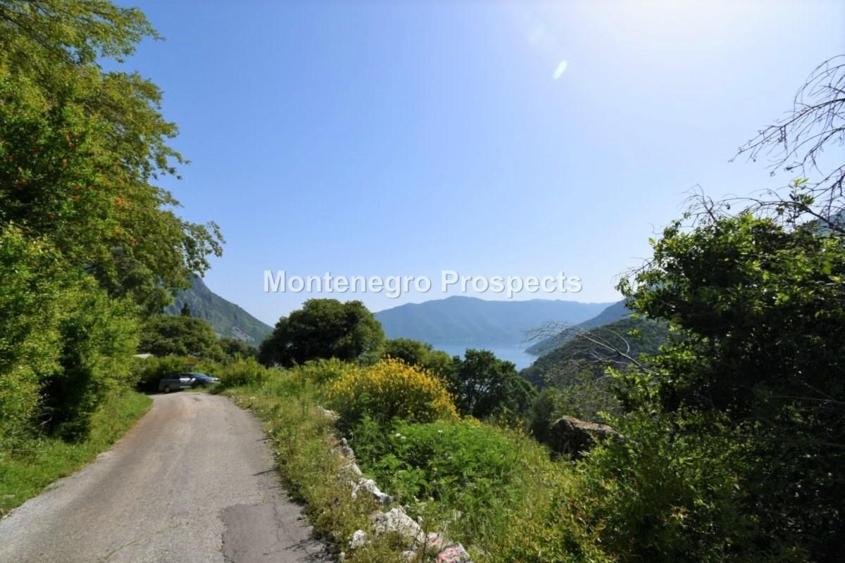 Land in Risan, Montenegro, 1 633 m² - picture 1