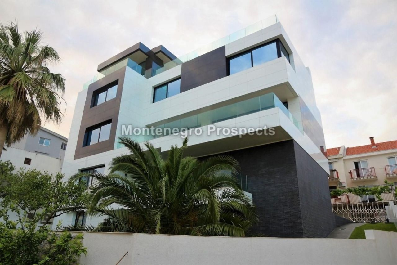 Casa en Becici, Montenegro, 680 m² - imagen 1