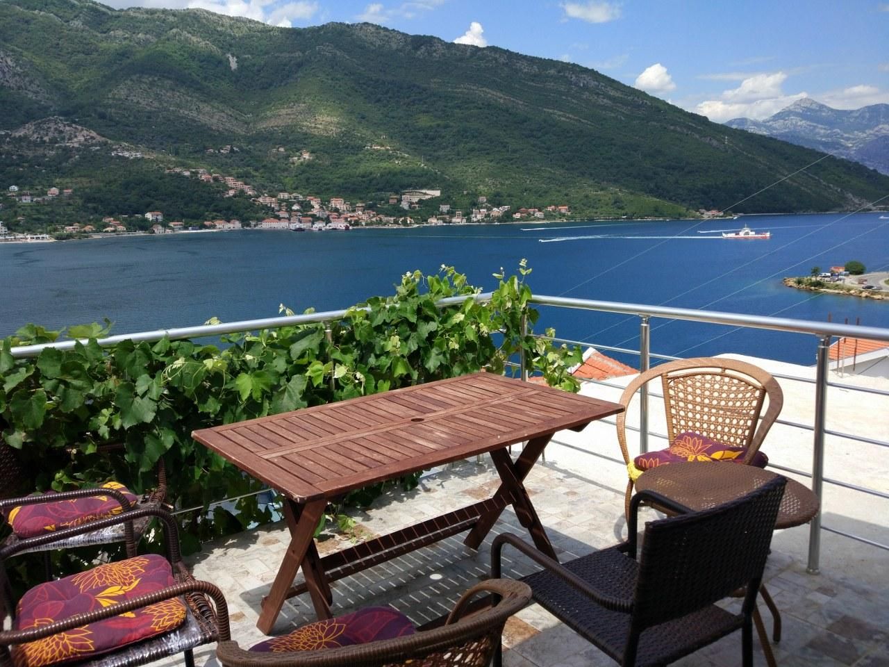 Haus in Tivat, Montenegro, 104 m² - Foto 1