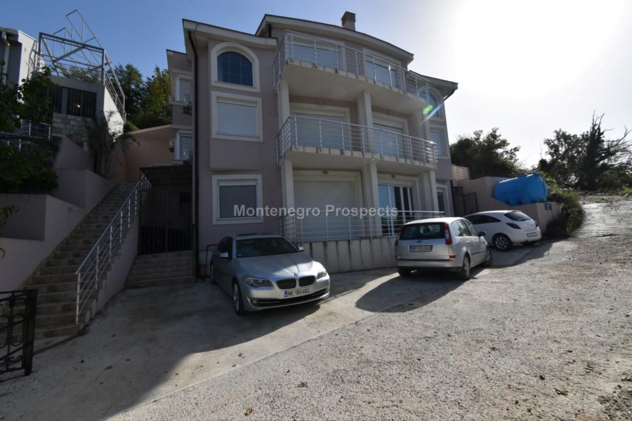 Maison à Tivat, Monténégro, 247 m² - image 1