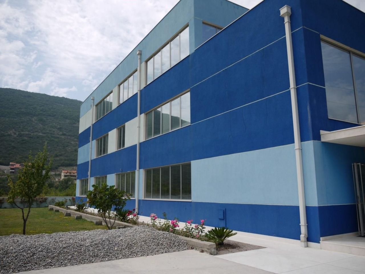 Oficina en Lastva, Montenegro, 1 114 m² - imagen 2