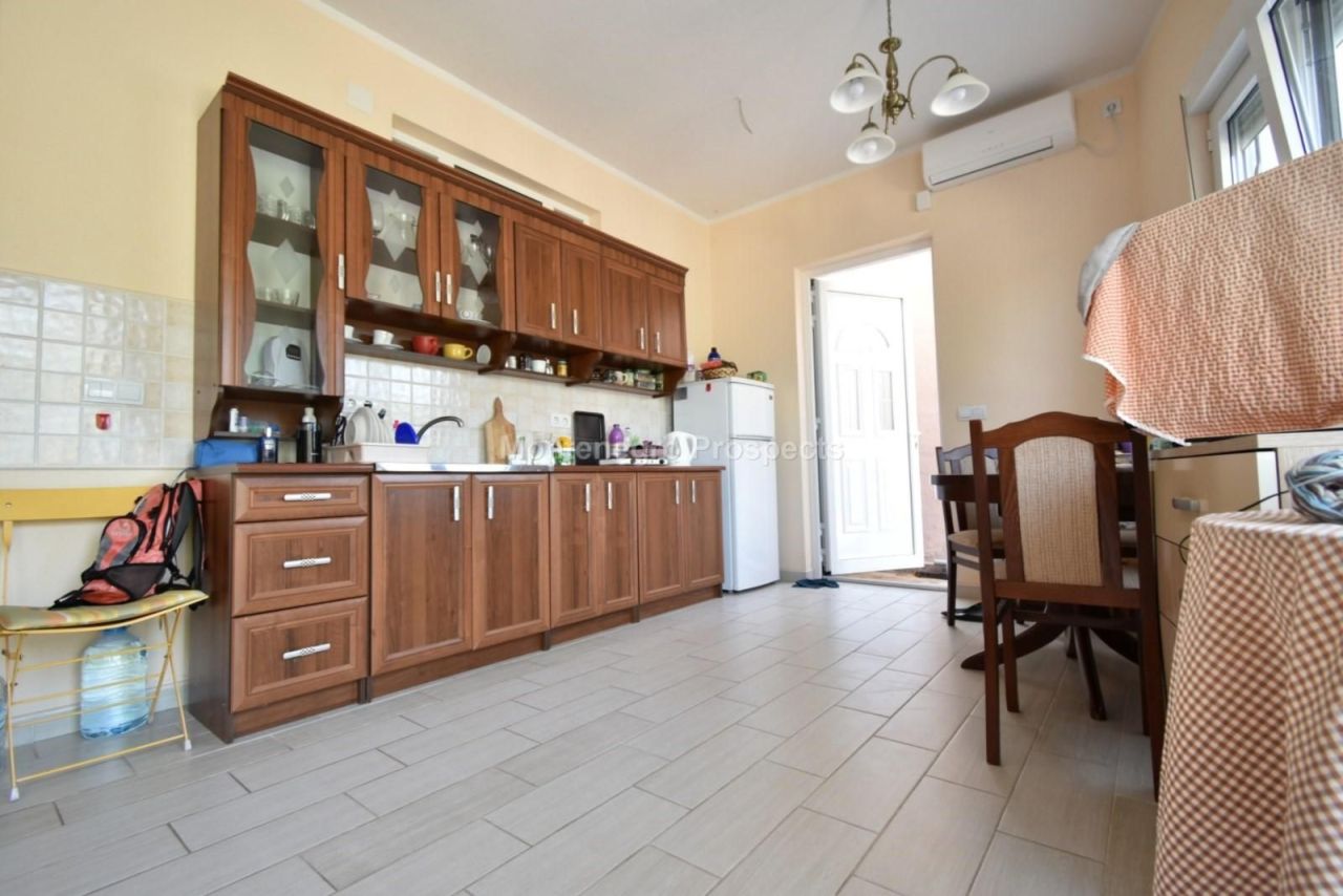 Maison à Tivat, Monténégro, 247 m² - image 2