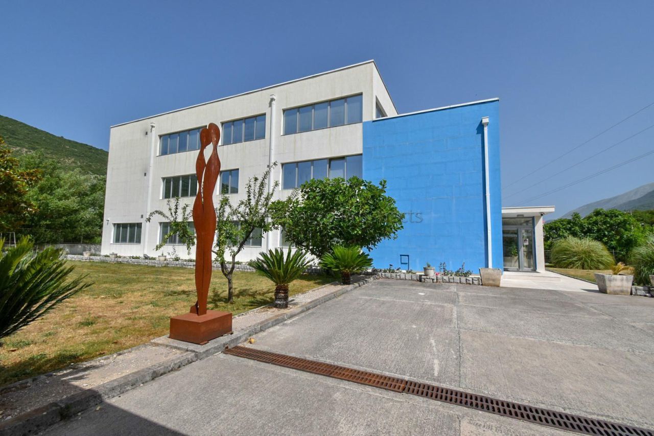 Oficina en Lastva, Montenegro, 1 114 m² - imagen 3