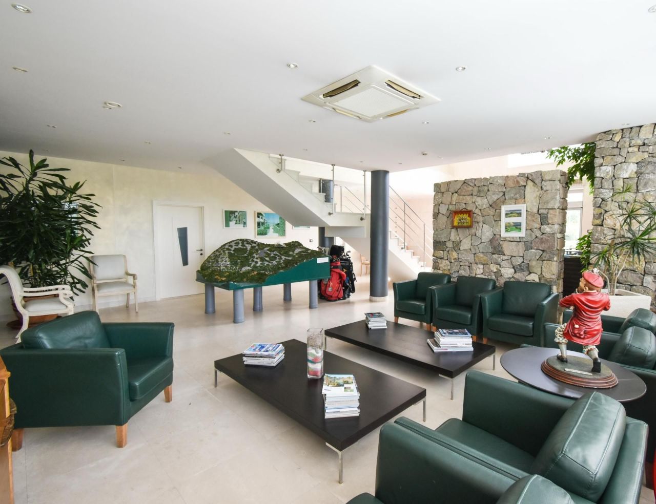 Oficina en Lastva, Montenegro, 1 114 m² - imagen 5