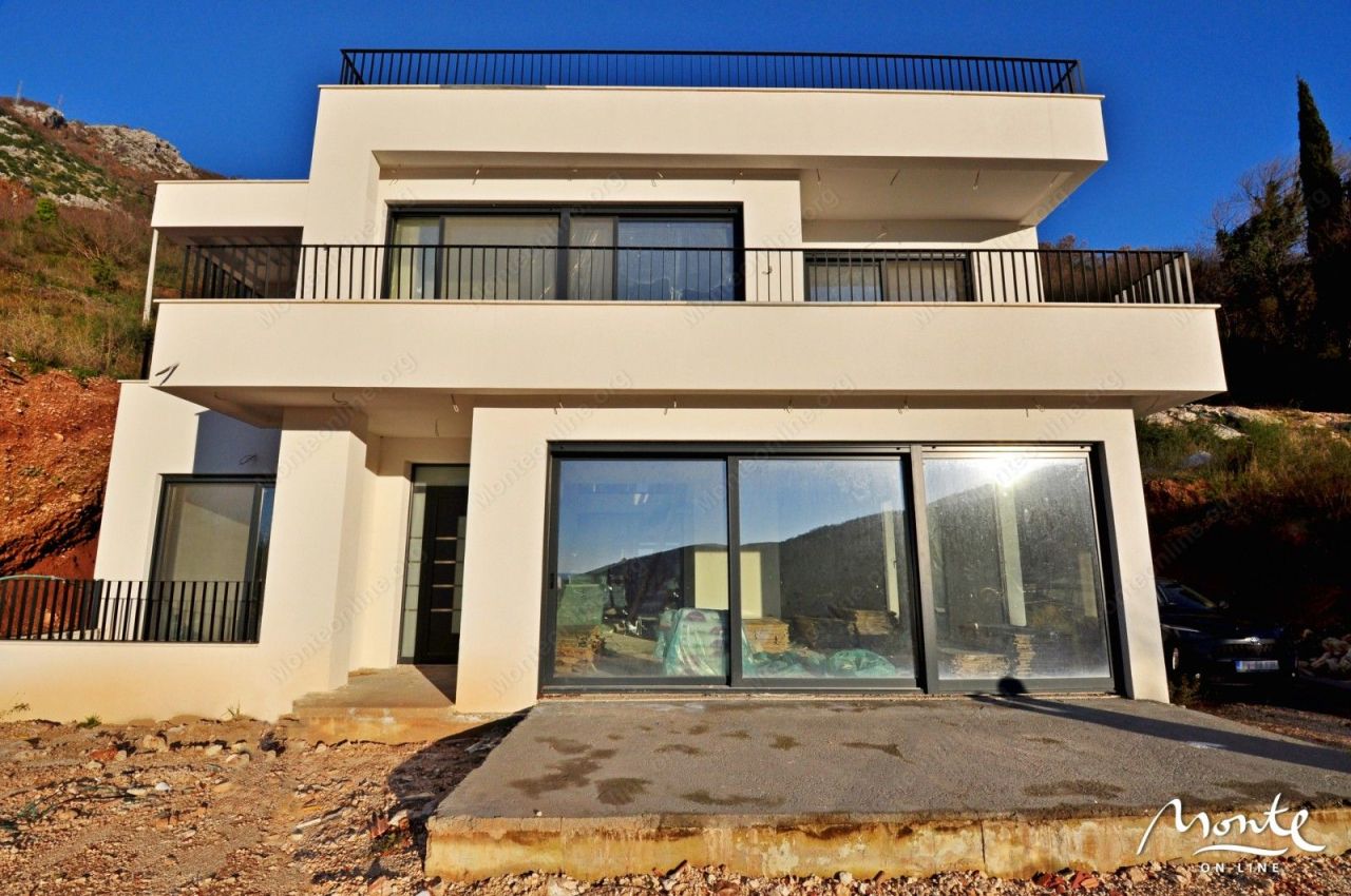Villa en Budva, Montenegro, 175 m² - imagen 1