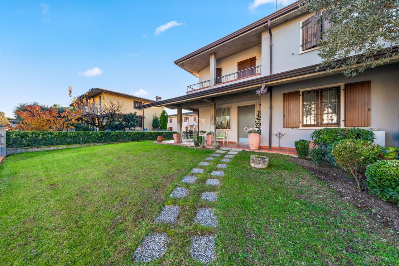 Villa por Lago de Garda, Italia, 168 m² - imagen 1