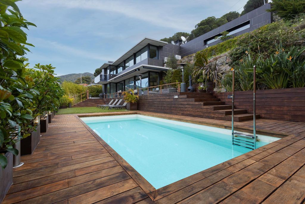 Villa en Cabrils, España, 326 m² - imagen 1