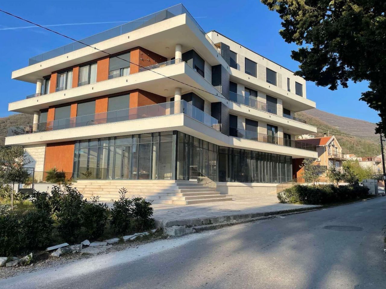 Bureau à Tivat, Monténégro, 145 m² - image 1