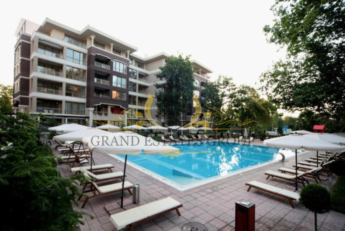 Apartamento en Santos Constantino y Elena, Bulgaria, 130 m² - imagen 1