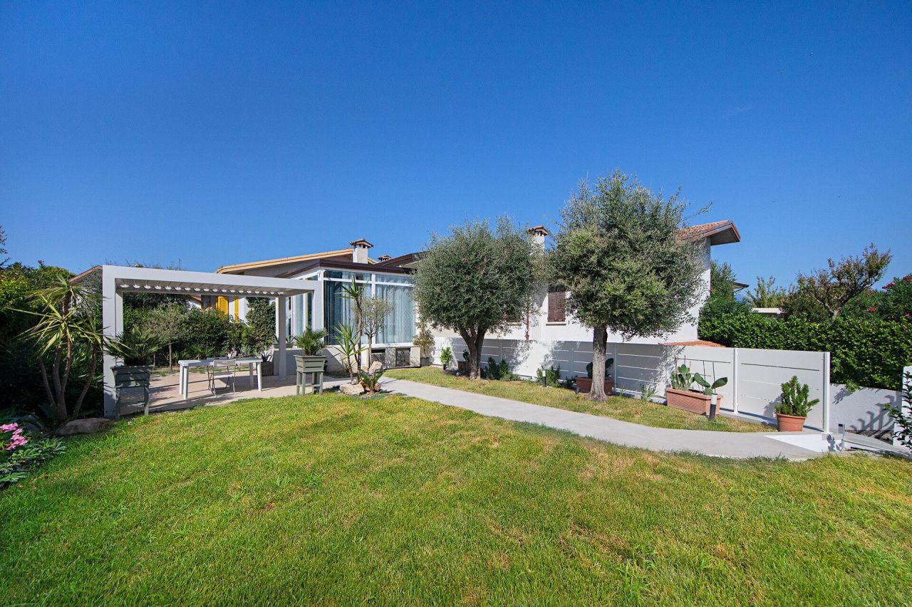 Villa por Lago de Garda, Italia, 150 m² - imagen 1