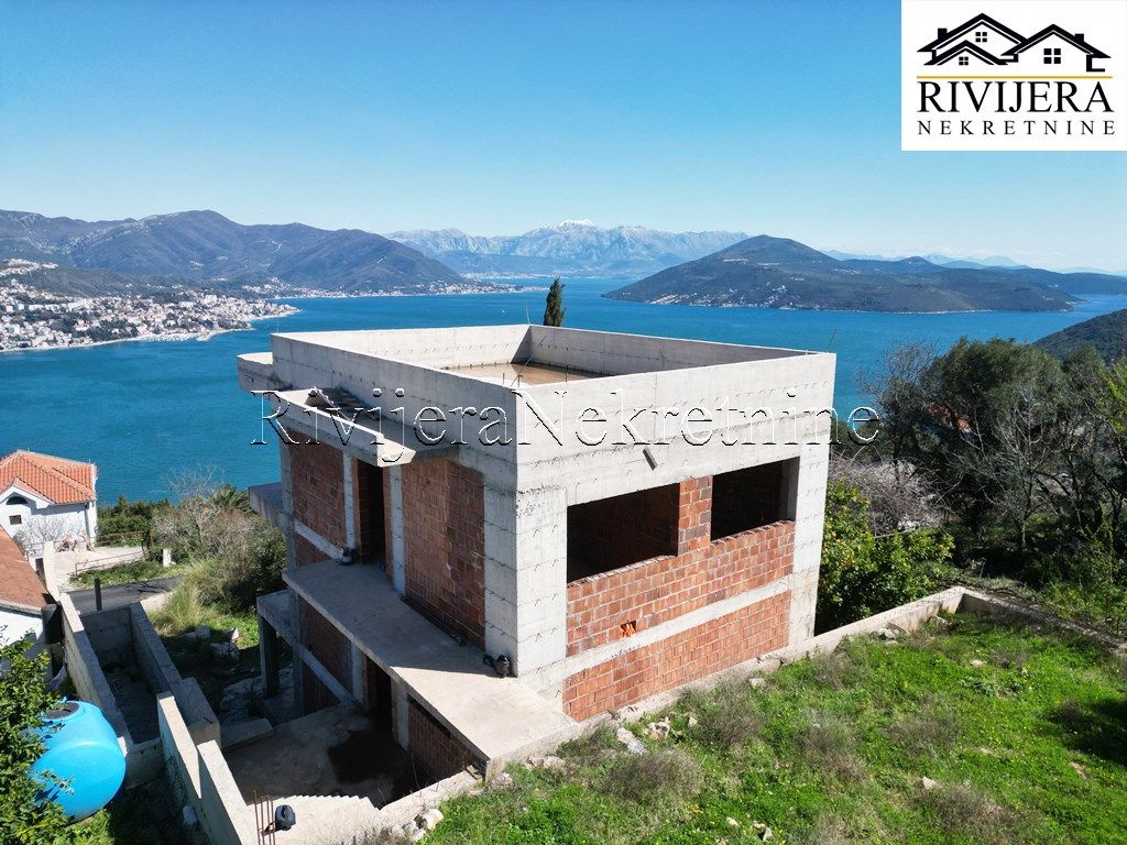 Maison à Herceg-Novi, Monténégro, 183 m² - image 1