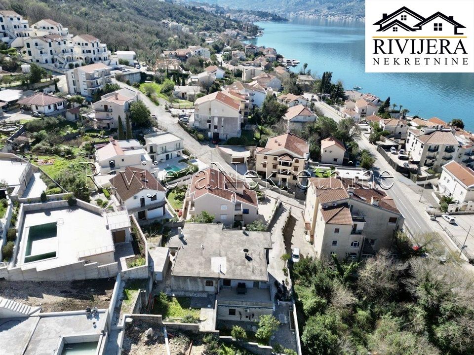 Maison à Dobrota, Monténégro, 289 m² - image 1