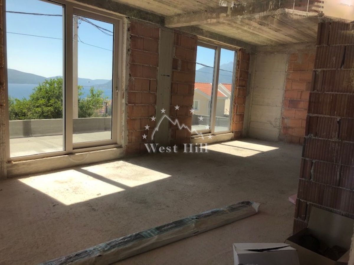Haus in Tivat, Montenegro, 257 m² - Foto 1