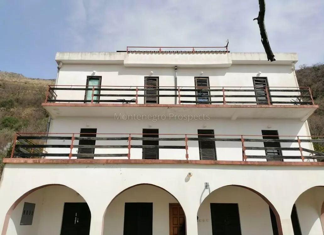 Hôtel à Petrovac, Monténégro, 524 m² - image 1