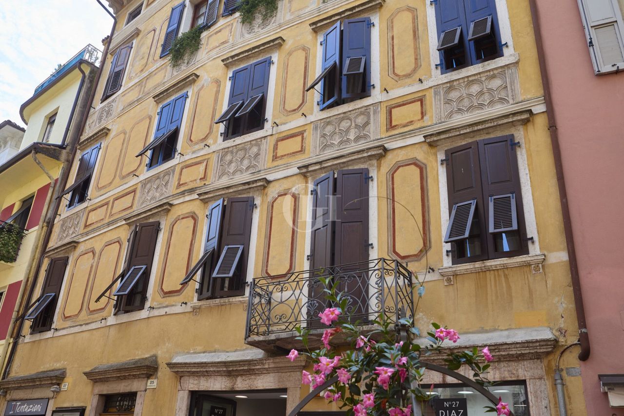 Apartamento por Lago de Garda, Italia, 190 m² - imagen 3