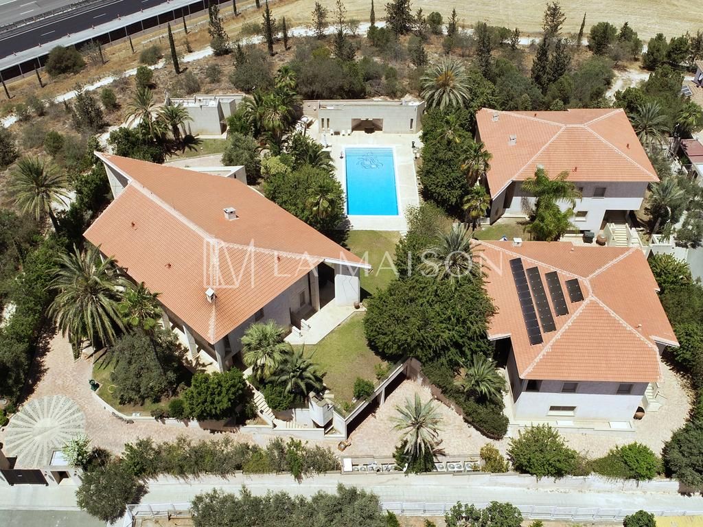 Casa en Nicosia, Chipre, 3 500 m² - imagen 1