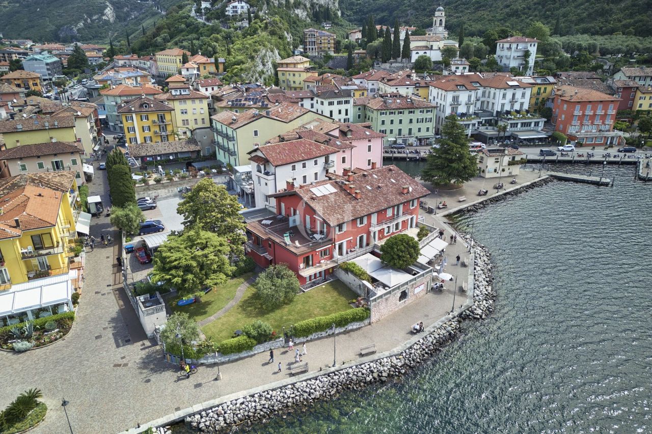 Apartamento por Lago de Garda, Italia, 175 m² - imagen 1