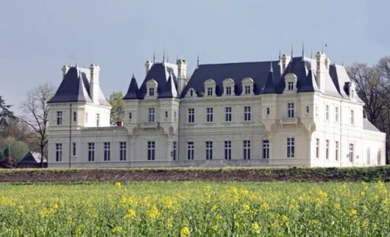 House in Centre-Val de Loire, France, 2 000 m² - picture 1