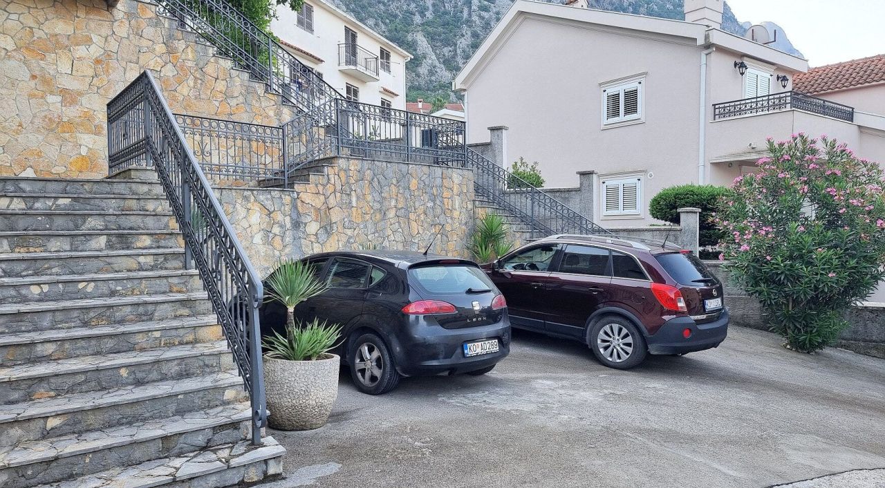 House in Dobrota, Montenegro, 289 m² - picture 2