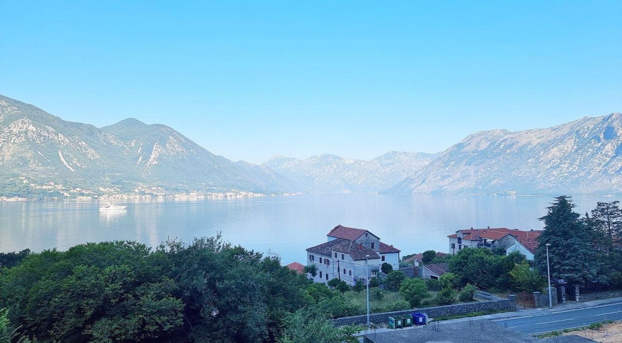 Haus in Dobrota, Montenegro, 289 m² - Foto 1
