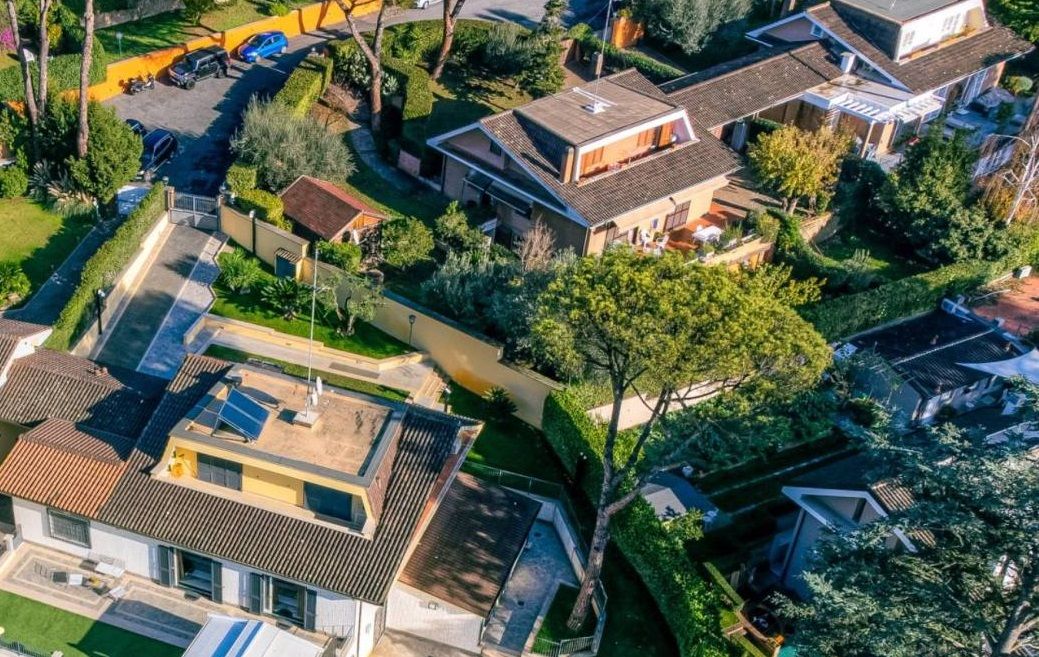 Villa à Rome, Italie, 400 m² - image 1