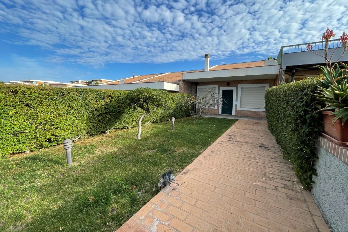 Villa in Staletti, Italy, 100 m² - picture 1