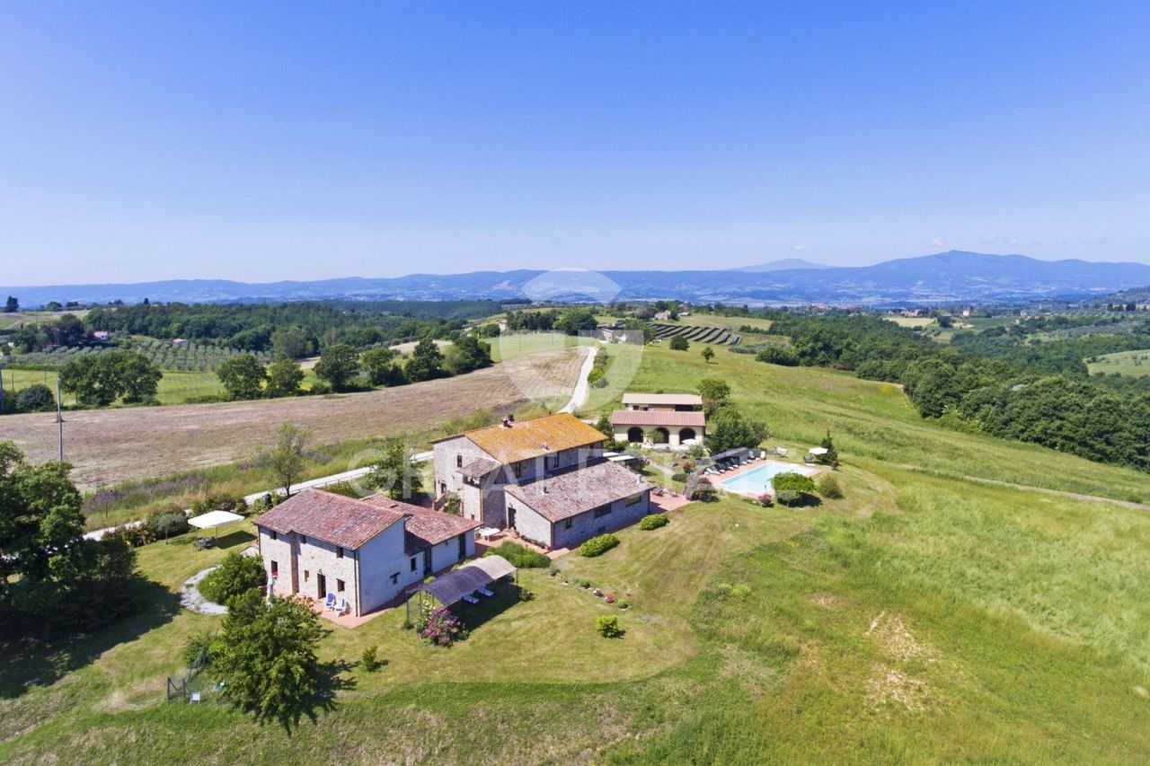 Casa en Montegabbione, Italia, 810 m² - imagen 1