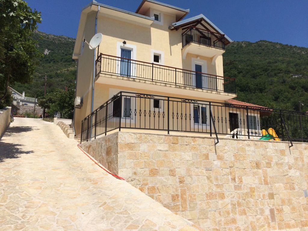 Haus in Kamenari, Montenegro, 280 m² - Foto 1