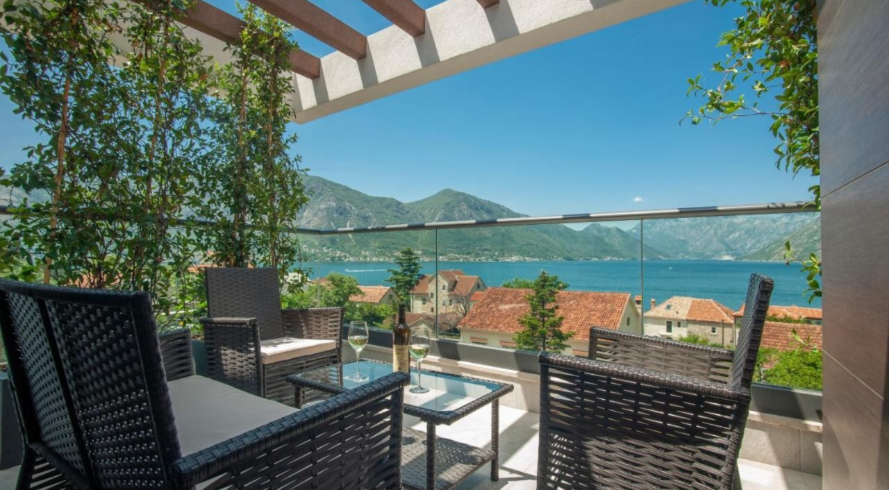 Villa in Dobrota, Montenegro, 210 m² - picture 1