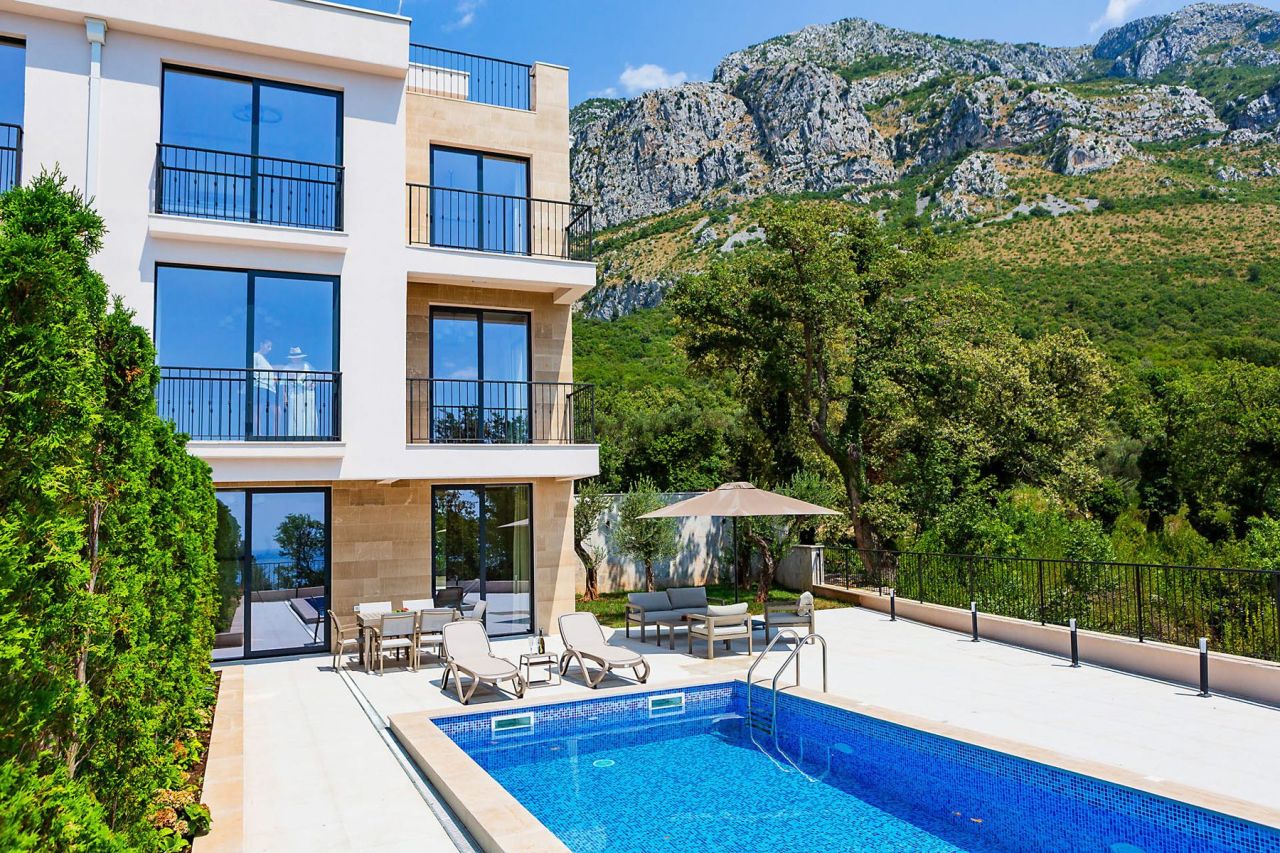 Villa in Sveti Stefan, Montenegro, 220 m² - picture 1