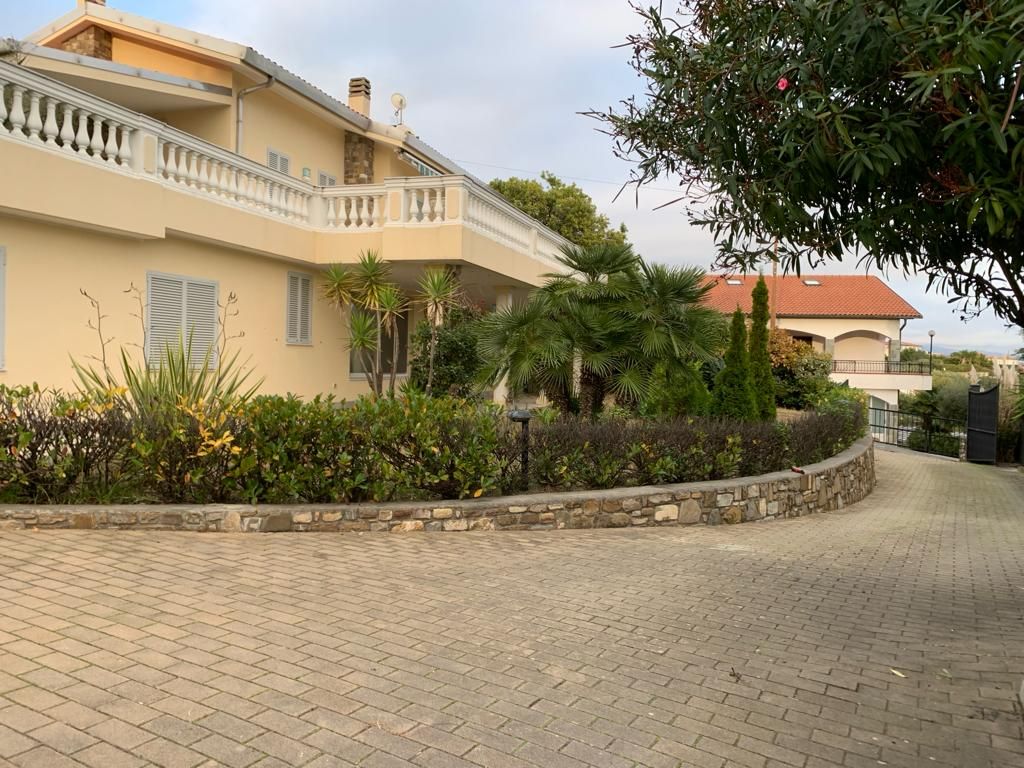 Villa in San Remo, Italien, 300 m² - Foto 1