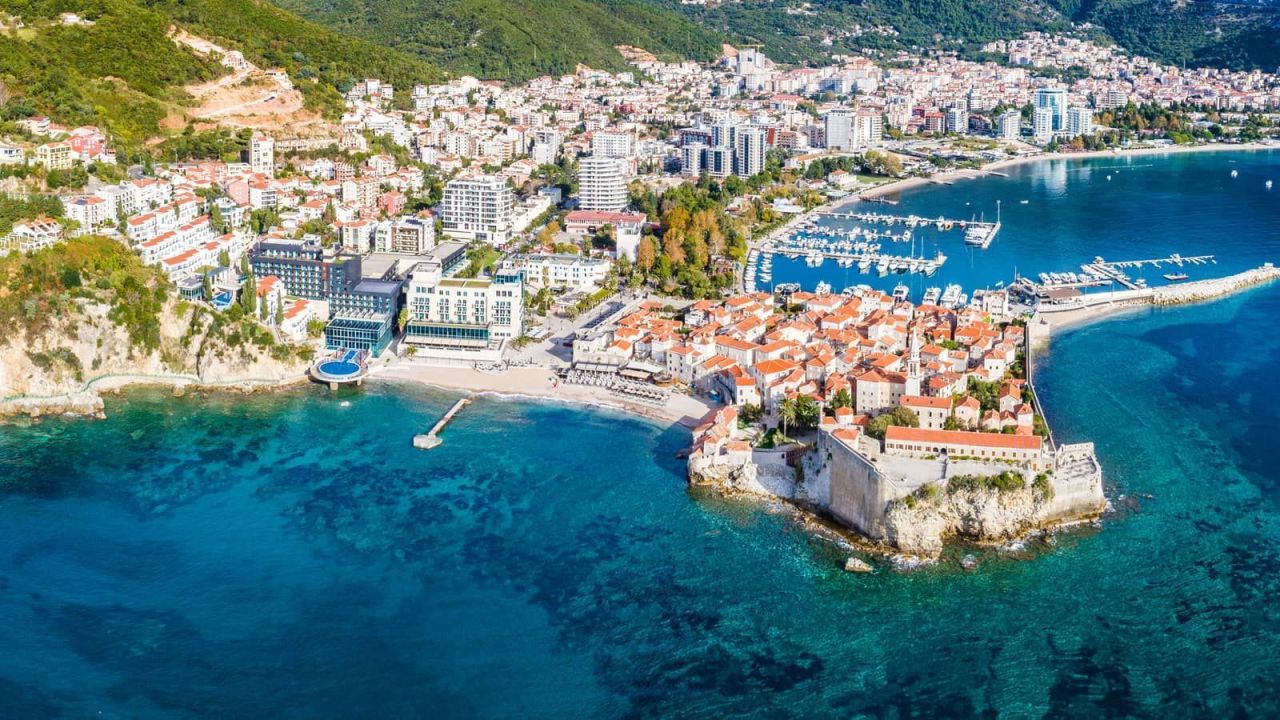 Oficina en Budva, Montenegro, 205 m² - imagen 1