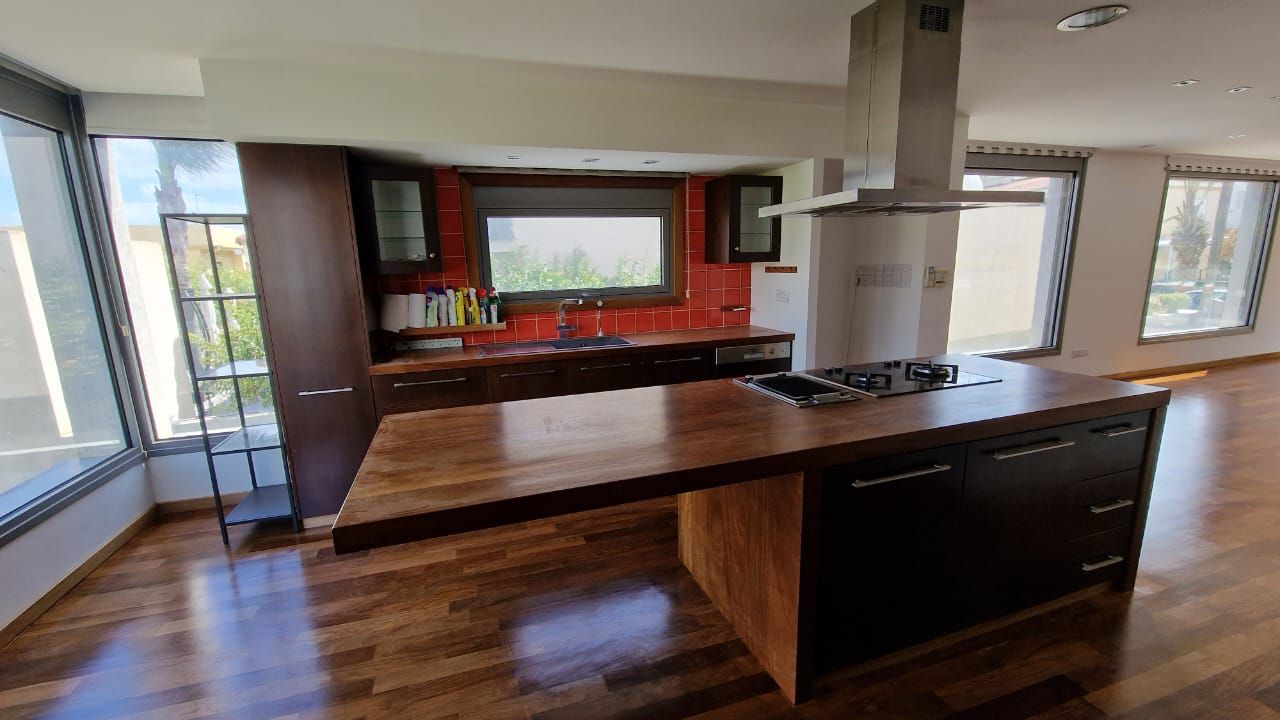House in Strovolos, Cyprus, 348 m² - picture 1