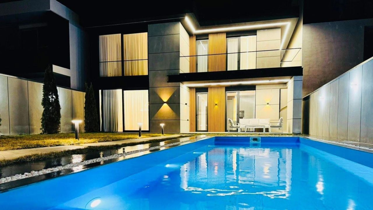 Casa en Tbilisi, Georgia, 350 m² - imagen 1