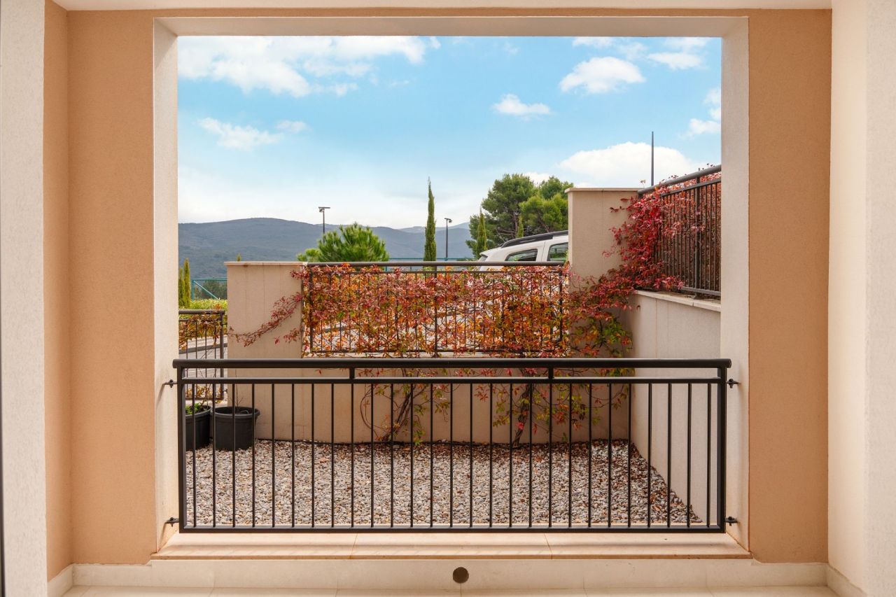Apartamento en Tivat, Montenegro, 80 m² - imagen 1