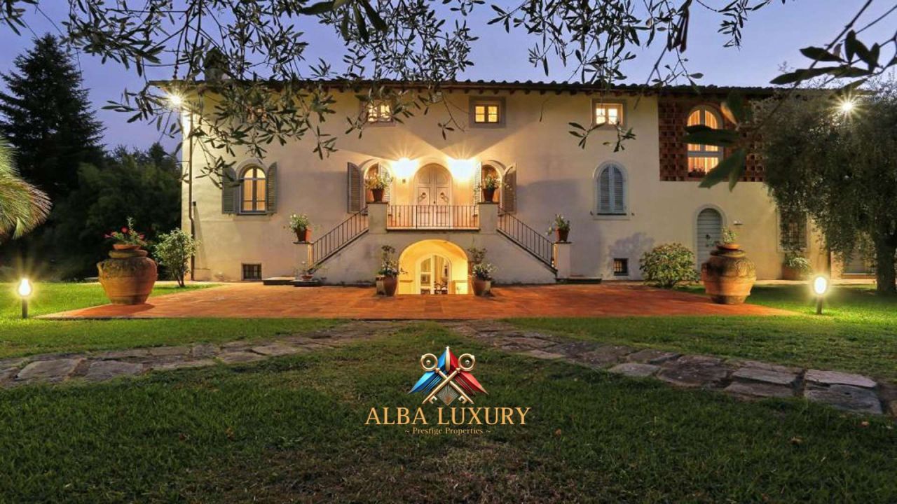 Villa in Capannori, Italy, 900 m² - picture 1