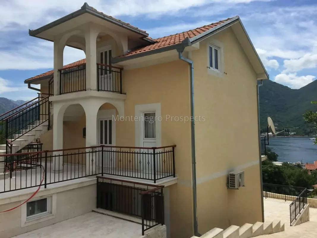 Casa en Kamenari, Montenegro, 165 m² - imagen 1