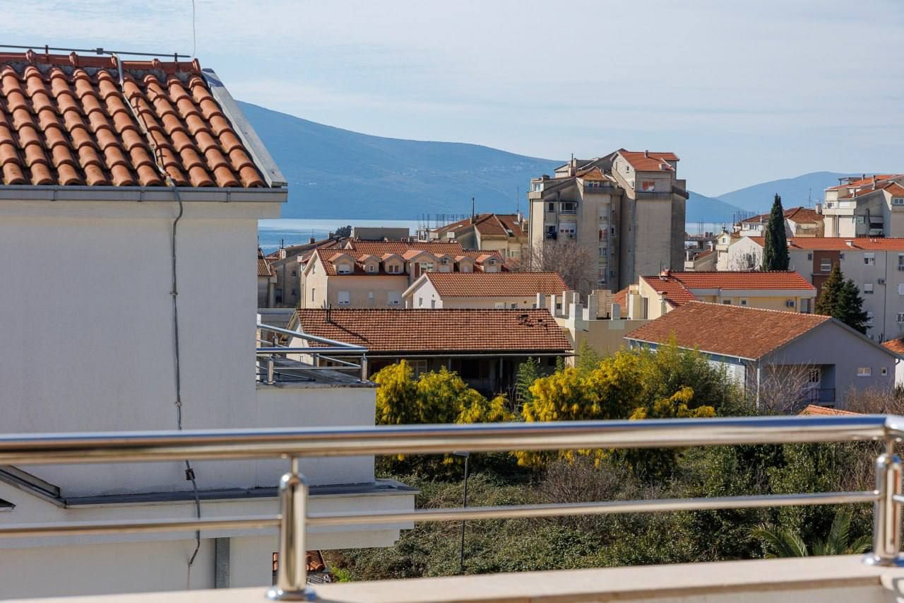 Appartement à Tivat, Monténégro, 62 m² - image 1