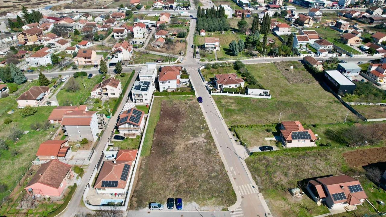 Land in Podgorica, Montenegro, 2 122 m² - picture 1
