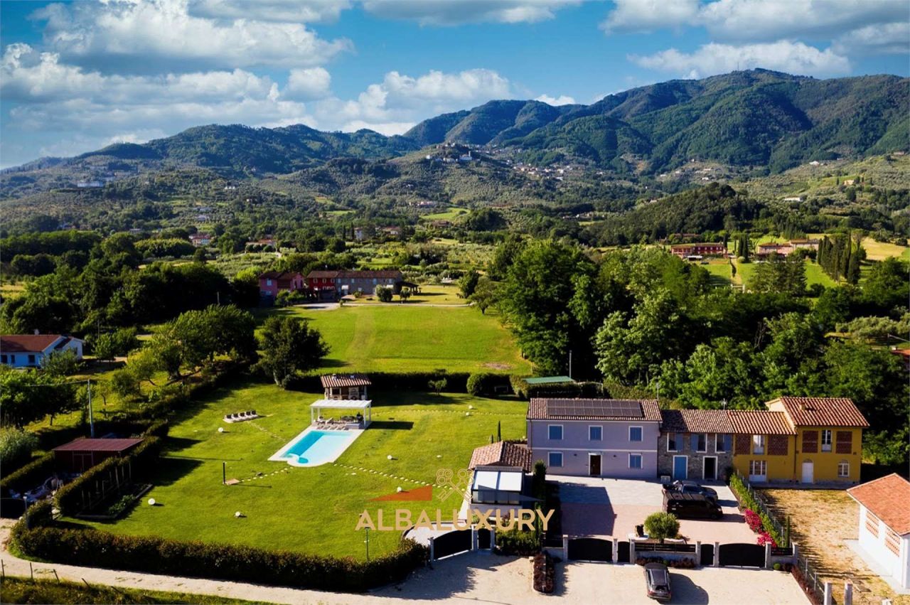 Villa in Capannori, Italy, 340 m² - picture 1