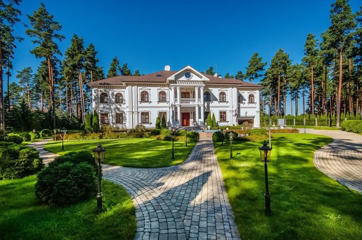 House in Riga District, Latvia, 1 100 m² - picture 1