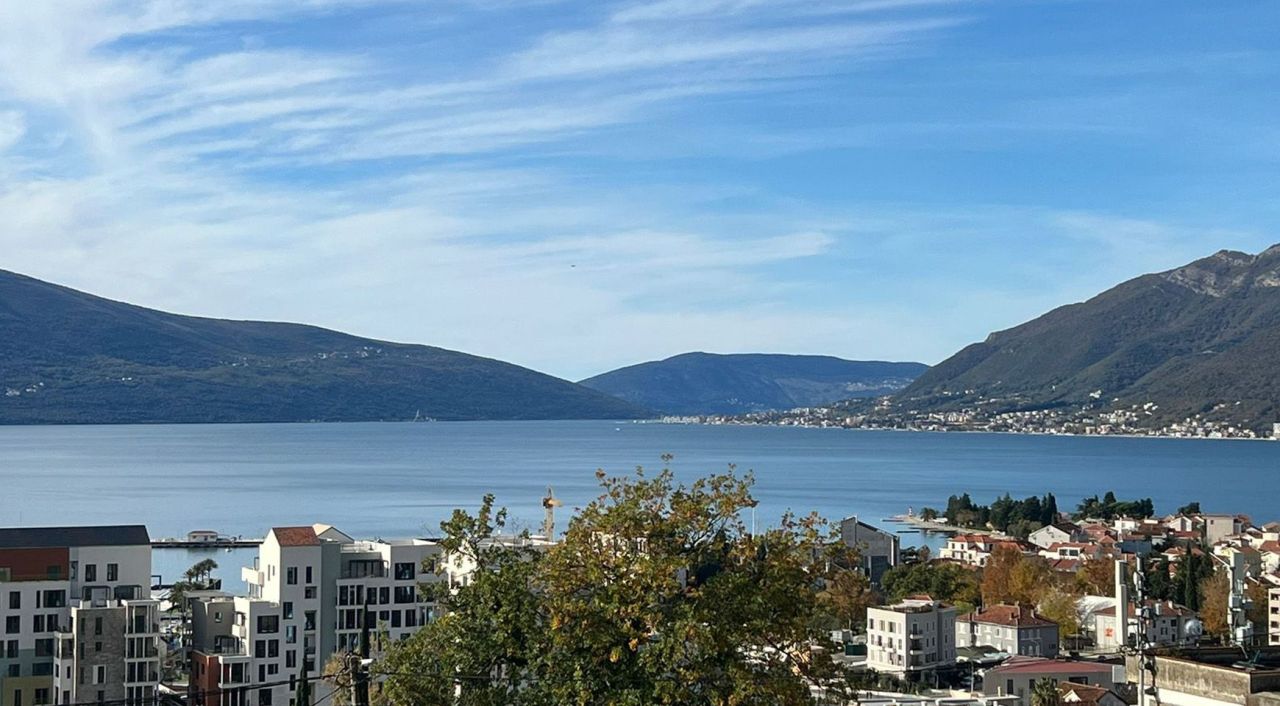 Wohnung in Tivat, Montenegro, 126 m² - Foto 1